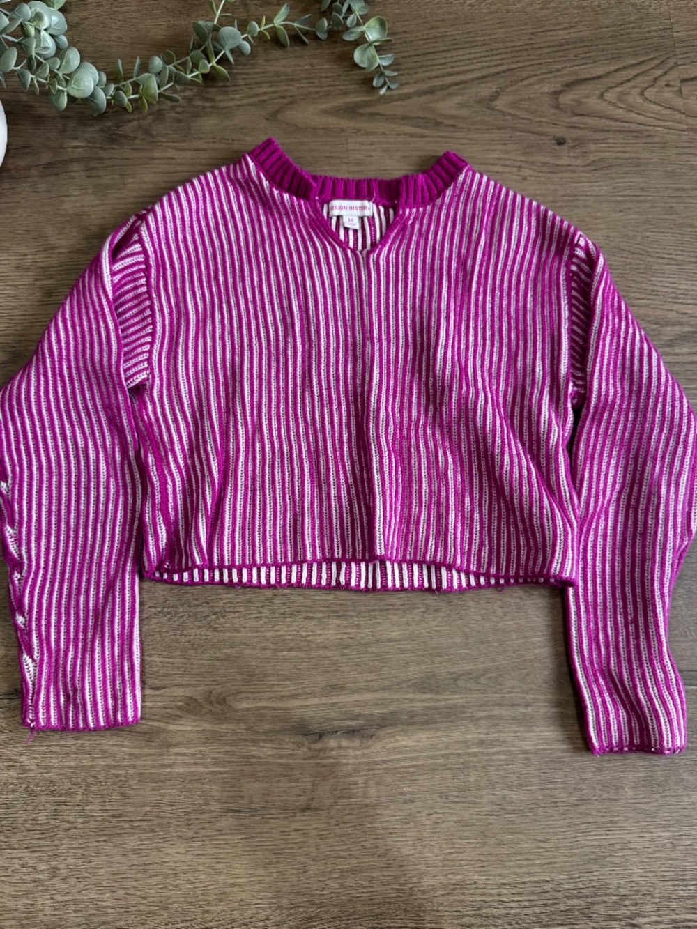 Design History M Pink White Ribbed Cropped Sweater V Neck Knit